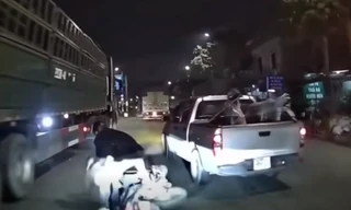 Hà Nội: 3 người đi xe máy suýt chết khi bị ô tô bán tải tạt đầu 