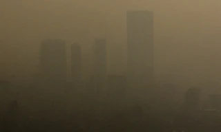 Loạt công trình biểu tượng của Hà Nội chìm trong lớp mù dày đặc