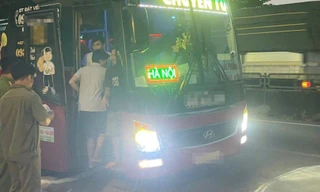 Phát hiện chi tiết 'lạ' ven đường, nam thanh niên hoảng hốt tìm cách bỏ trốn