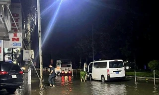 Hai học sinh tử vong nghi do rò điện sau khi triều cường ngập công viên