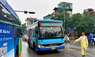 CSGT Hà Nội xử lý loạt xe buýt chạy không đúng lộ trình gây ùn ứ giao thông cầu Chương Dương