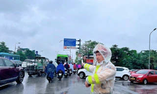 CSGT Hà Nội xử lý loạt xe buýt chạy không đúng lộ trình gây ùn ứ giao thông cầu Chương Dương