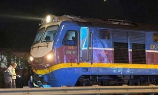 Hà Nội: Tàu hỏa va chạm xe máy, 2 người tử vong 