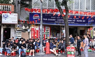 Khách đổ về đông nghẹt quanh Nhà thờ Lớn để chụp ảnh, xếp hàng mua xôi cốm