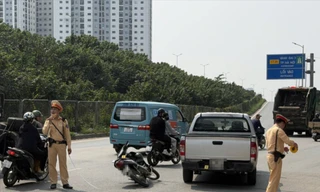 Hà Nội: Tạm giữ hình sự tài xế xe bán tải chèn ngã 3 người đi xe máy