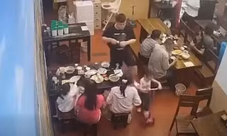 Hà Nội: Phẫn nộ cảnh gã đàn ông đạp ngã cháu bé trong quán ăn