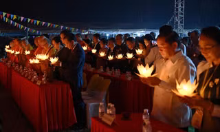 Lào: Linh thiêng đêm thắp nến cầu nguyện hòa bình và tưởng niệm các Anh hùng liệt sĩ Việt - Lào