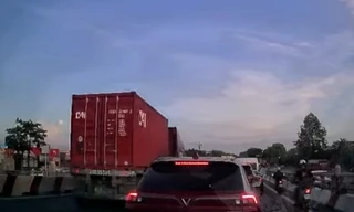 Container bất ngờ tông loạt ô tô trên cầu vượt ở Hà Nội