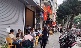 Hà Nội: 2 chỉ huy và 14 cán bộ công an phường 'không hoàn thành nhiệm vụ' vì để vi phạm trật tự đô thị, ùn tắc