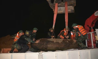Đưa 2 quả bom còn nguyên ngòi nổ đi hủy tại trường bắn