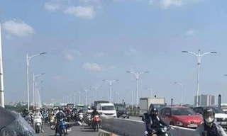 Hà Nội: Hai xe máy va chạm trên cầu Vĩnh Tuy, một người tử vong