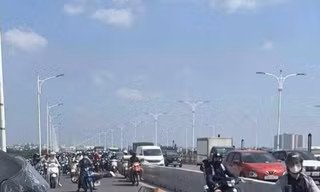Hà Nội: Hai xe máy va chạm trên cầu Vĩnh Tuy, một người tử vong