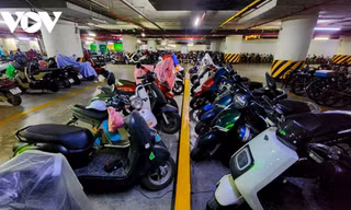 Nhiều hầm chung cư ở Hà Nội chỉ nhận gửi xe điện, chưa có chỗ sạc vì lo cháy nổ