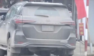 Ô tô biển xanh phủ bùn đất, dừng đỗ sai quy định, tài xế bị phạt 900 nghìn đồng