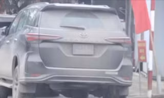 Ô tô biển xanh phủ bùn đất, dừng đỗ sai quy định, tài xế bị phạt 900 nghìn đồng