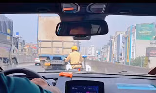 CSGT Hà Nội mở đường, hỗ trợ xe chở sản phụ đến bệnh viện an toàn