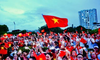 Hàng nghìn người hòa giọng, khúc ca 'Như có Bác trong ngày đại thắng' vang vọng giữa Hà Nội