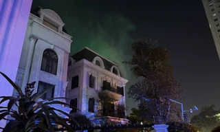 Khói bốc nghi ngút tại căn biệt thự ở Hà Nội, nhiều người hoảng hốt