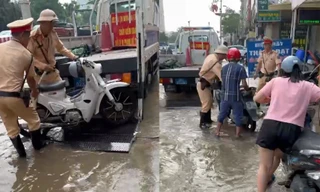 CSGT Hà Nội dùng xe chuyên dụng chở người dân qua đường ngập nước