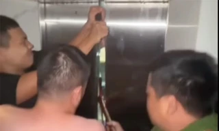 Hà Nội: Giải cứu người phụ nữ mắc kẹt trong thang máy ngập nước dưới hầm tòa nhà