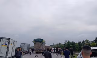 Tai nạn liên hoàn trên cao tốc Hà Nội - Thái Nguyên, nhiều ô tô bị hư hỏng