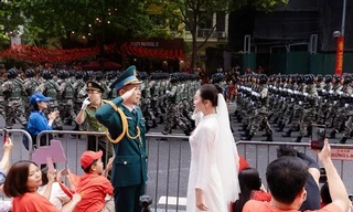 Chờ suốt 1 ngày 1 đêm, cặp đôi chụp ảnh cưới giữa khung cảnh tổng duyệt diễu binh gây sốt mạng