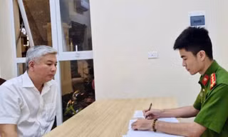 Hà Nội: Tài xế Mercedes đánh lái xe taxi sau va chạm giao thông bị tạm giữ hình sự