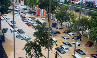 Thái Nguyên giữa lũ dữ: Người kêu cứu, nhà cô lập, ô tô 'bơi' giữa biển nước