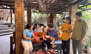 Ban quản lý mô hình trực tiếp đến thăm, trao hỗ trợ cho các hộ nghèo, hộ cận nghèo, phụ nữ đơn thân, người già neo đơn, trẻ em có hoàn cảnh khó khăn và các trường hợp gặp khó khăn đột xuất do thiên tai, ốm đau, hỏa hoạn...