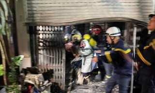 Hà Nội: Cảnh sát phá cửa, cứu 3 mẹ con mắc kẹt trong ngôi nhà đang cháy 