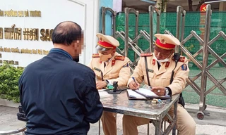 Tài xế vi phạm nồng độ cồn bị lập biên bản, tạm giữ phương tiện.