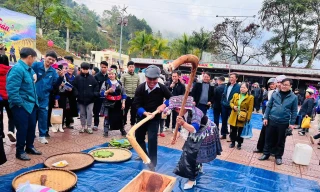 Hình ảnh lễ hội giã bánh giầy của người Mông