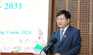 Chủ tịch HĐND tỉnh Điện Biên Lê Thành Đô phát biểu tại kỳ họp.