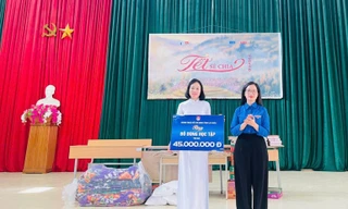 Gửi sách bút từ Thủ đô tặng học sinh vùng khó Lai Châu