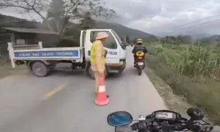 Cục CSGT lên tiếng về thông tin CSGT dùng xe công vụ chắn ngang đường để dừng phương tiện