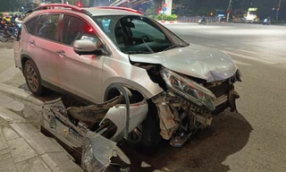 Hà Nội: Ô tô con biến dạng sau va chạm liên hoàn ở đường Láng