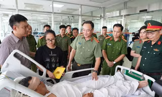 Thượng tướng Phạm Thế Tùng thăm chiến sĩ bị thương khi làm nhiệm vụ bảo vệ hợp luyện A80