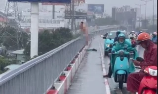 Tài xế ô tô công nghệ dừng giữa cầu Sài Gòn, nhảy xuống sông sau khi tự gây thương tích