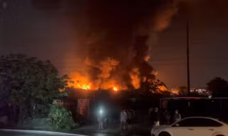 Hà Nội: Xưởng gỗ bốc cháy dữ dội trong đêm, 1 người tử vong