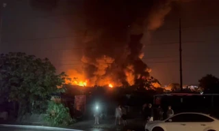 Hà Nội: Kho xưởng gỗ bốc cháy dữ dội trong đêm, 1 người tử vong