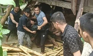 Hai chiến sỹ bị thương được đưa ra khỏi hiện trường, đưa đi cấp cứu