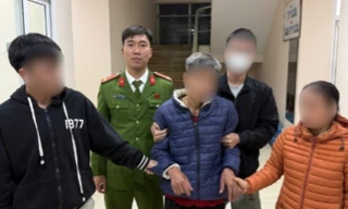 Công an giúp đỡ người đàn ông đi lạc trở về gia đình