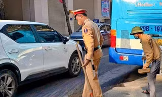 CSGT xử lý vết dầu máy loang dài 1km trên đường làm người dân trượt ngã