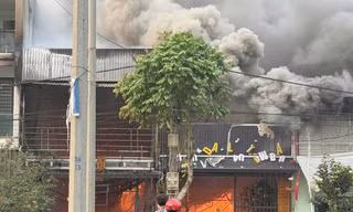 Nhà hàng cháy lớn, lửa lan sang 3 ngôi nhà bên cạnh