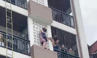 Hà Nội: Cảnh sát giải cứu cô gái trèo ra ngoài tầng cao ngôi nhà