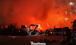 Hơn 70 cảnh sát chữa cháy dãy nhà hàng, kho xưởng ở phường Thanh Liệt