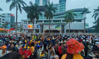 Ken đặc du khách ở