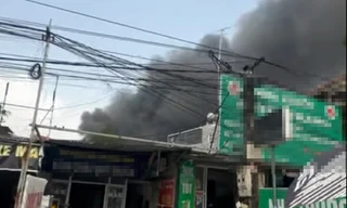 Kho chứa ở ngoại thành Hà Nội bốc cháy ngùn ngụt sau tiếng nổ lớn