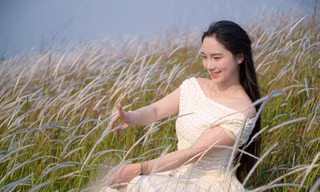 Bạn trẻ nô nức check in đồi cỏ tranh ở Điện Biên trắng muốt, đẹp mê mẩn