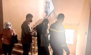 Cảnh sát hướng dẫn 45 người thoát khỏi chung cư xảy ra hỏa hoạn ở Hà Nội